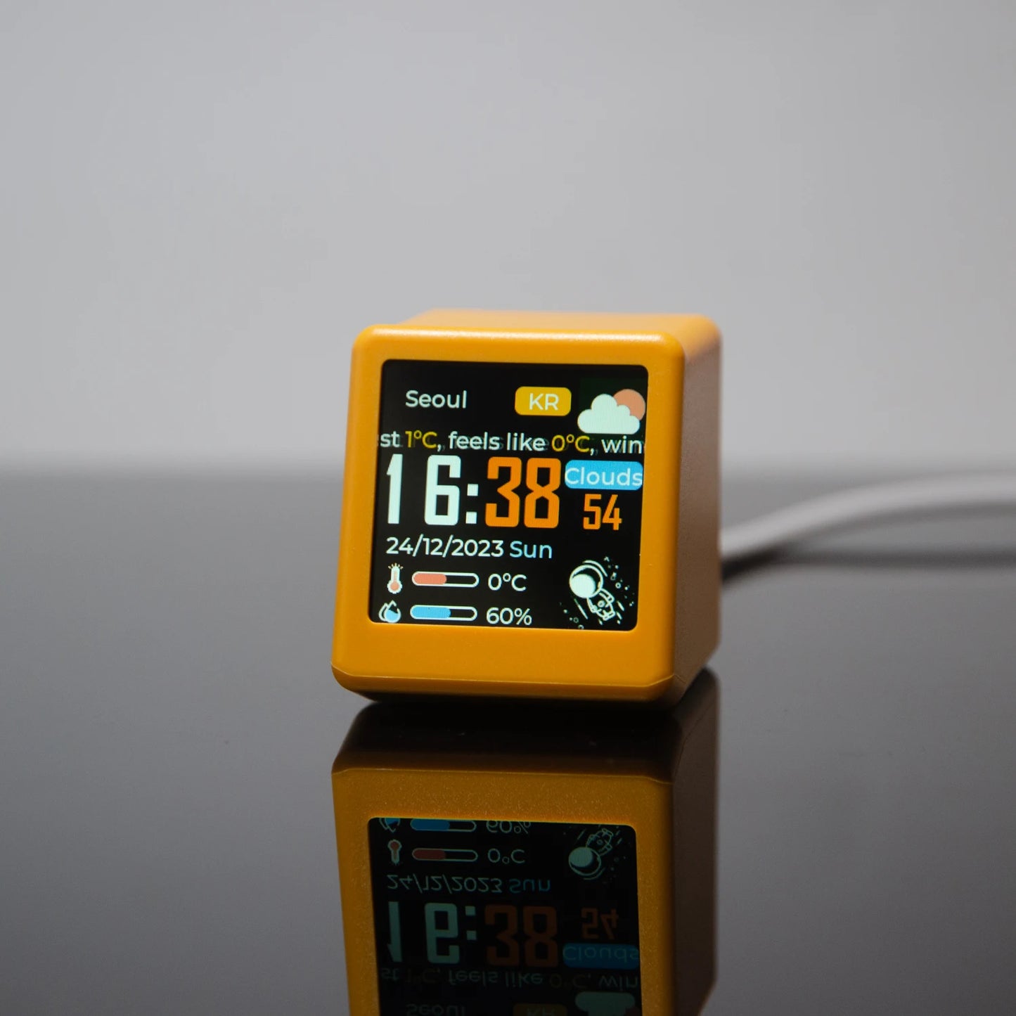 GeekOn™ – Mały Gadżet, Który Dodaje Klimatu Biurku